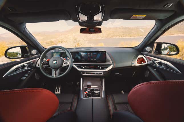 El área de la cabina delantera del BMW XM 2024 Label Red